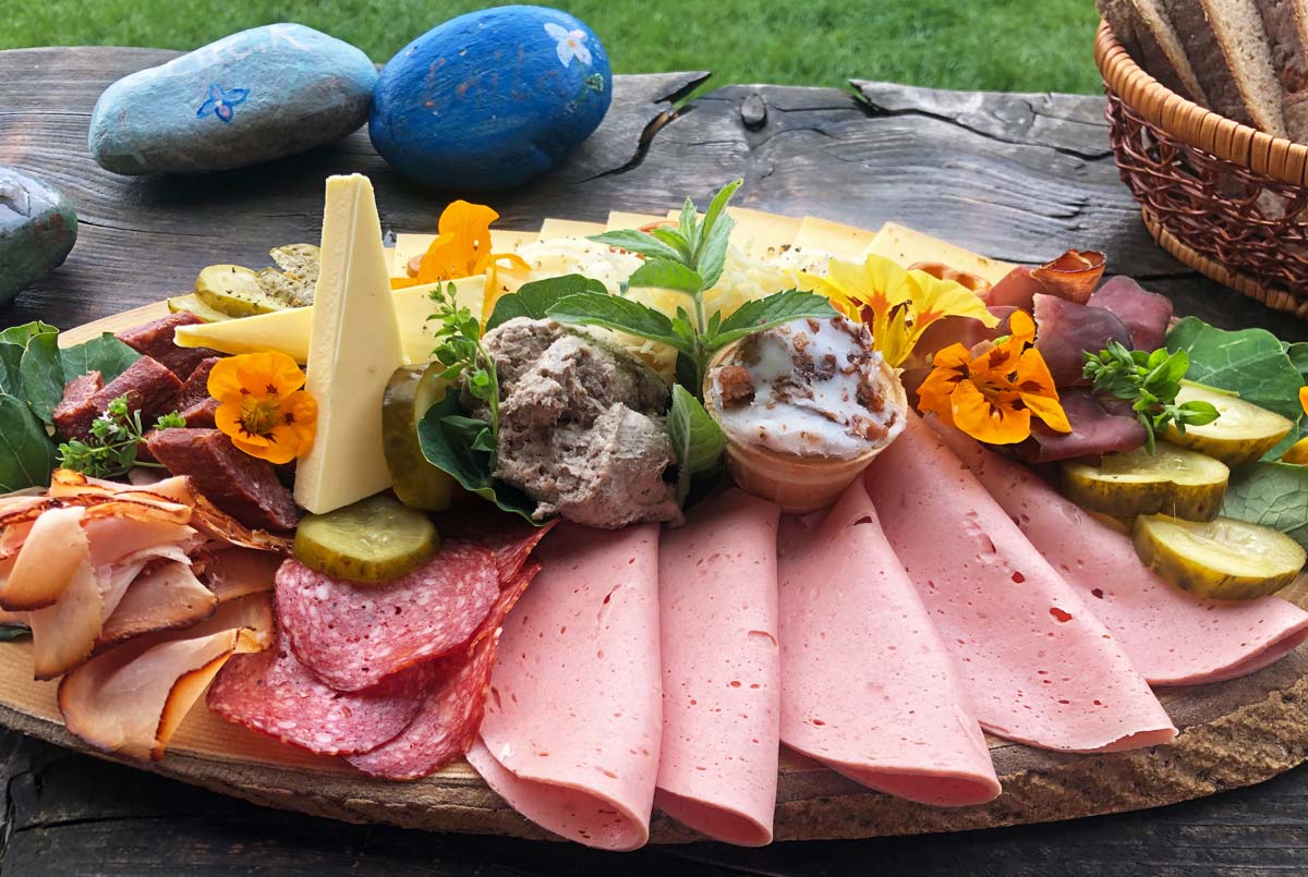 Deftige bunte Brotzeit