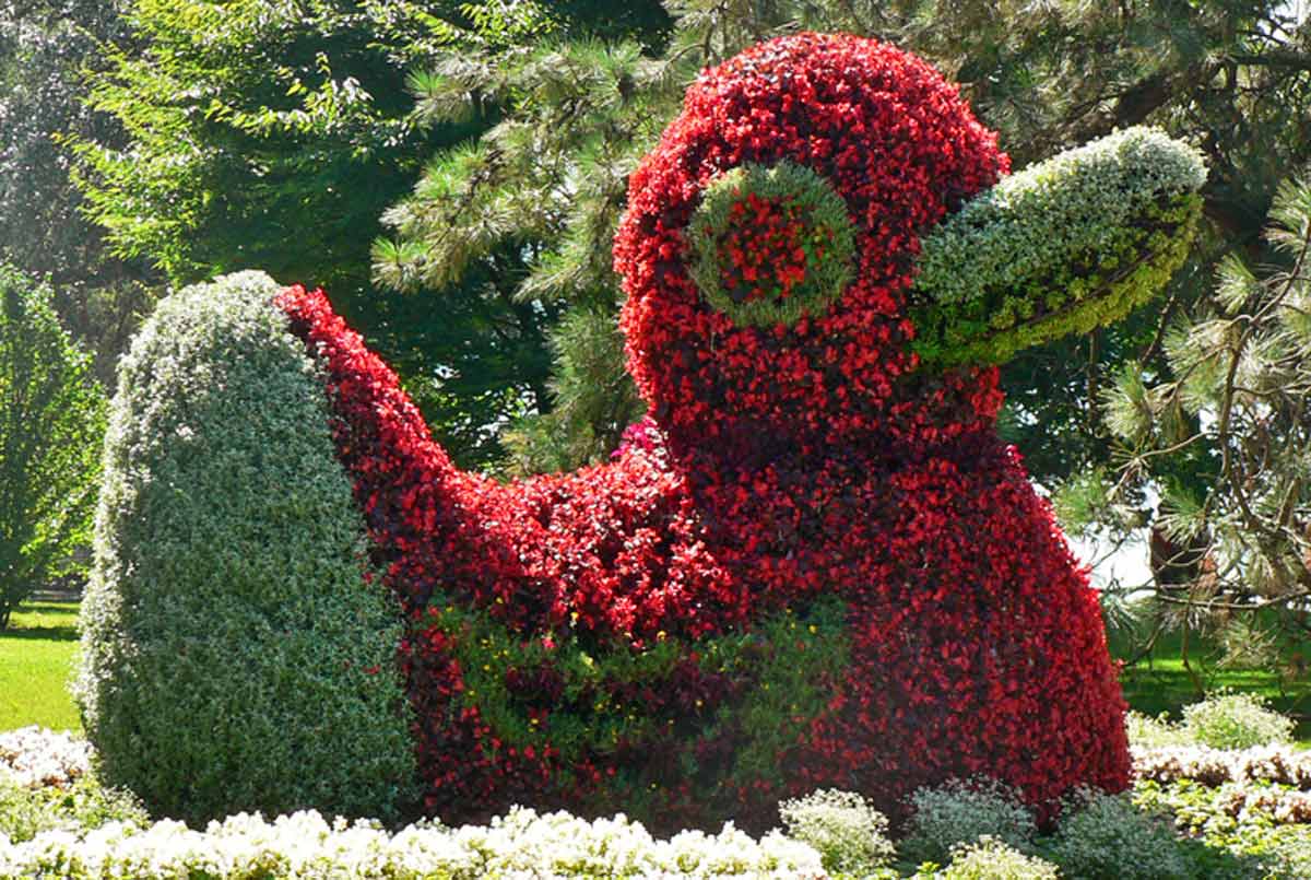Enten Skulptur aus Blumen