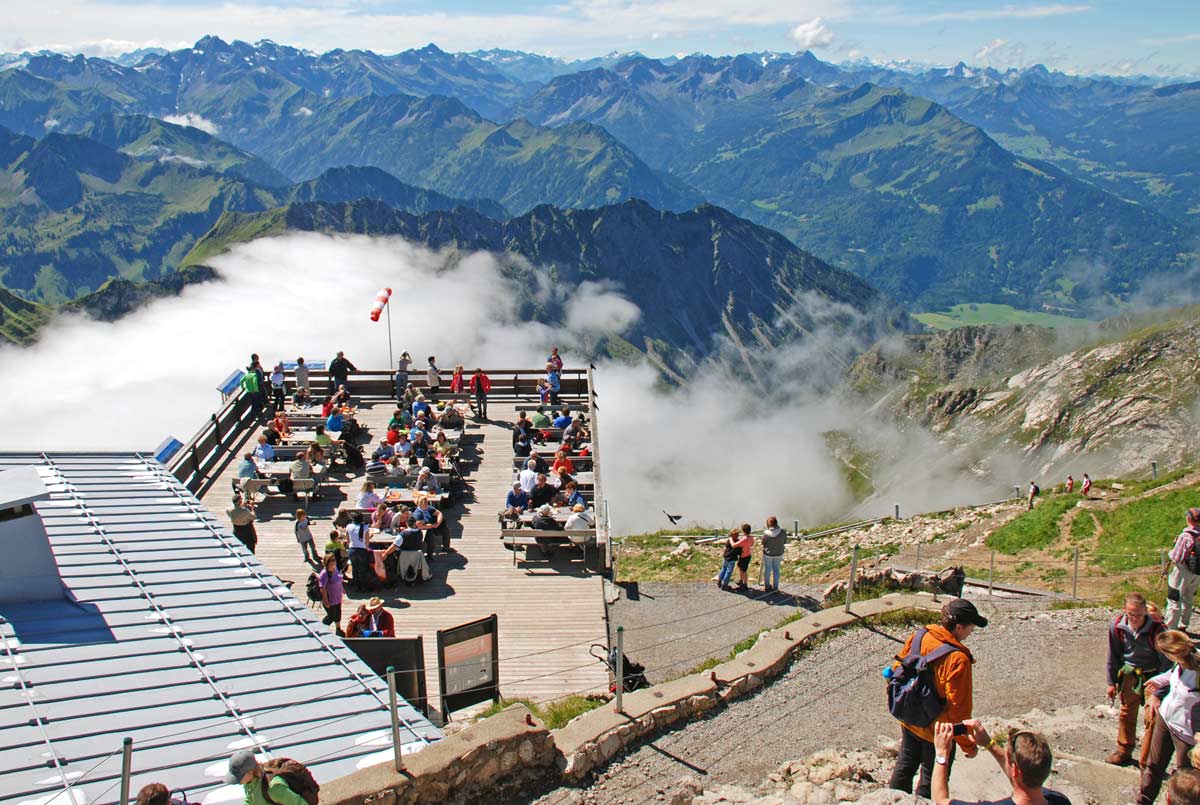 Sonnenterasse mit Ausblick auf die Alpen