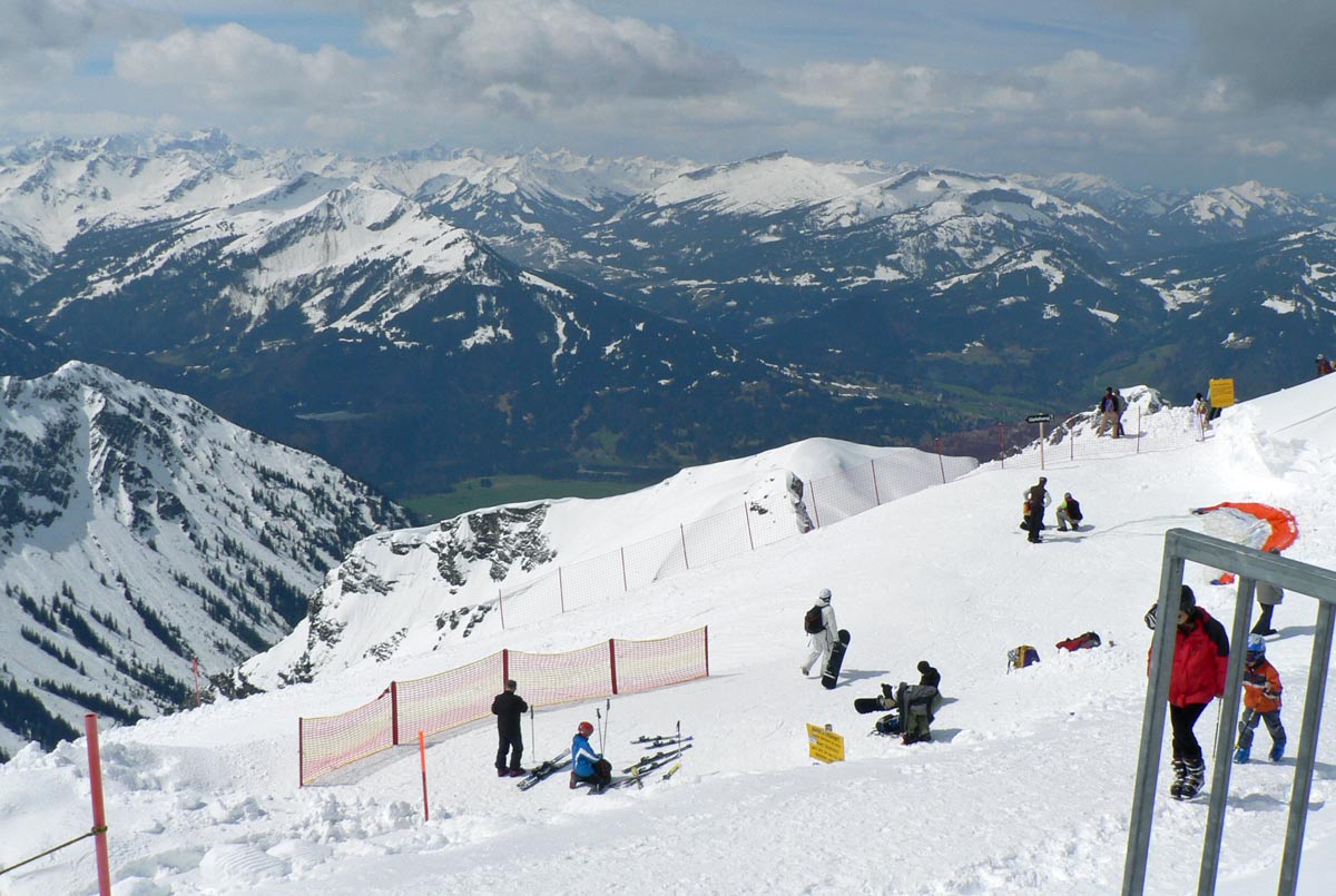 Skipiste mit Ausblick auf die Alpen