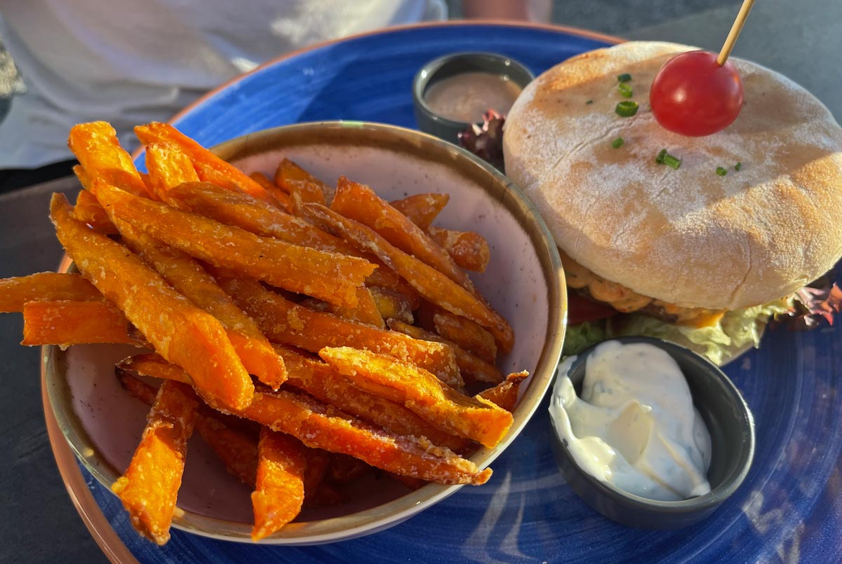Burger mit Süßkartoffel Pommes