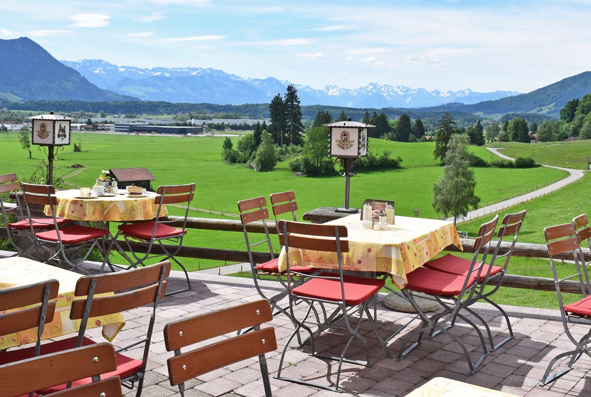 Ausblick auf die Berge beim Essen