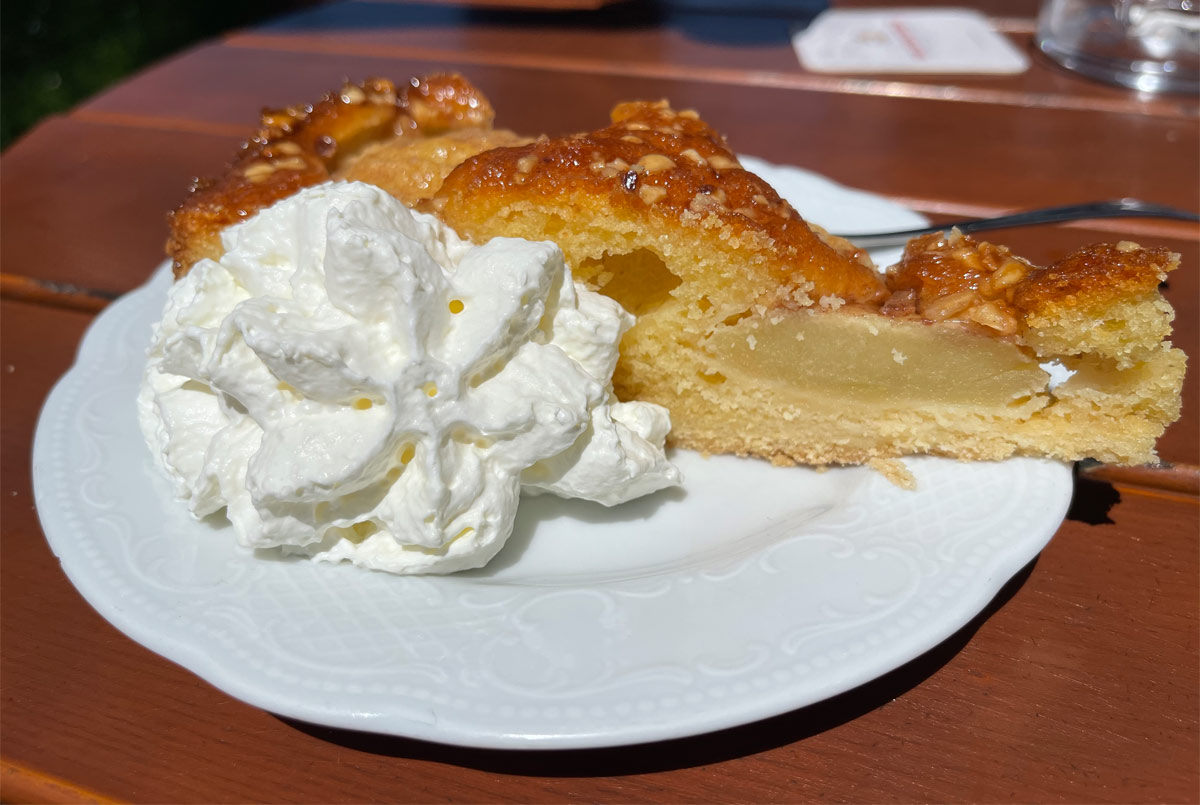 Apfelkuchen mit Sahne