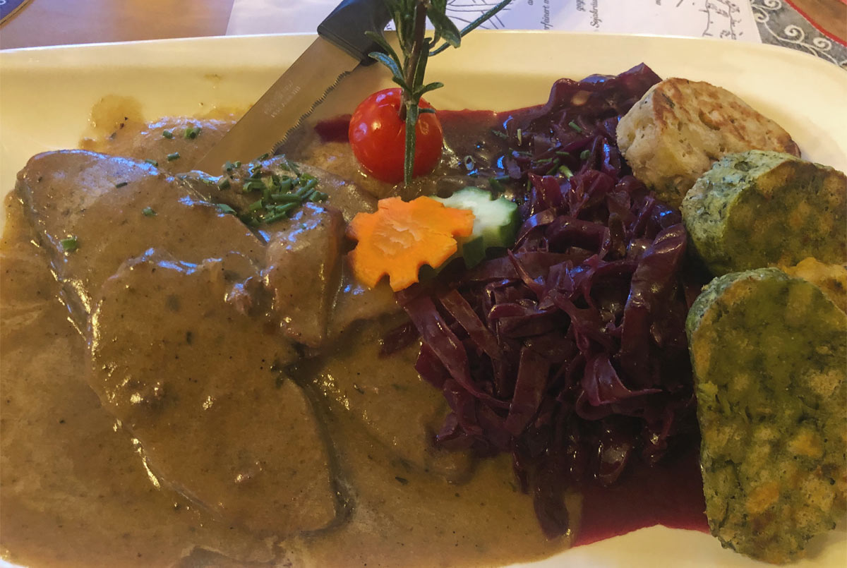 Fleisch mit Kraut und Soße