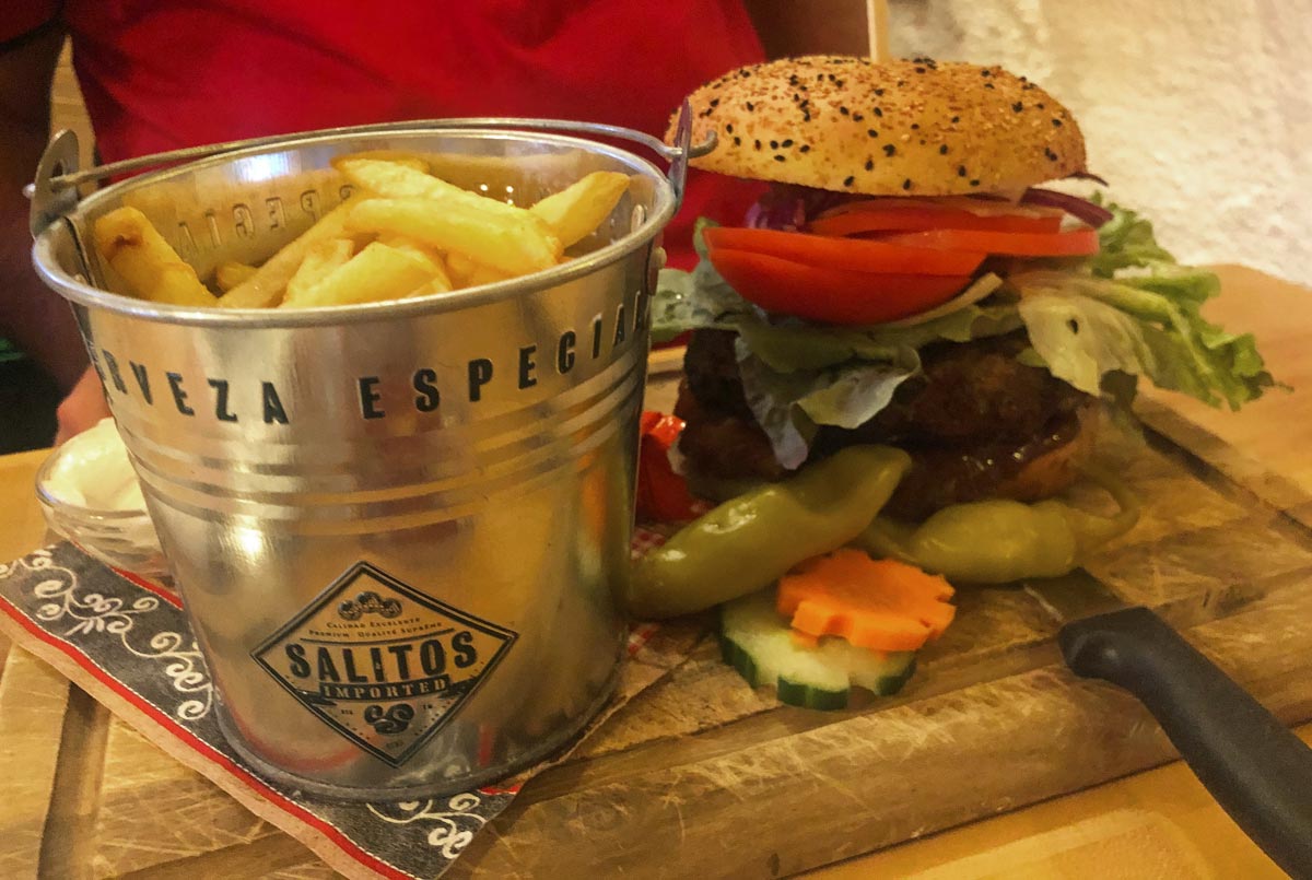 Frischer Burger mit knackigen Pommes