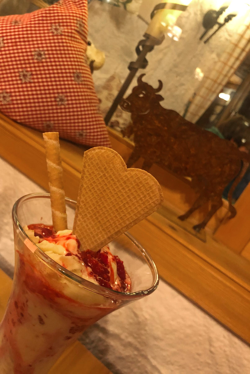 Vanille Eis mit heißen Himbeeren, Allgäu